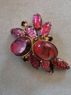 VINTAGE  PIN MAKER UNKNOWN  BEAUTIFUL COLORS